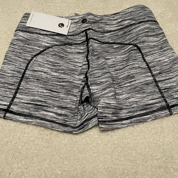 081EA.- Endeavor Athletic. Focus Training Short. Size Medium. - Picture 5 of 5